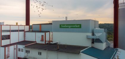 Industrilokal med skylten "Assbergsverket"